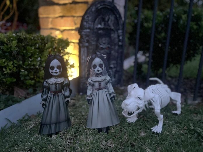 halloween-lane-cove-2026-creepy-dolls-skeleton-dog-FEATURED-1000x750